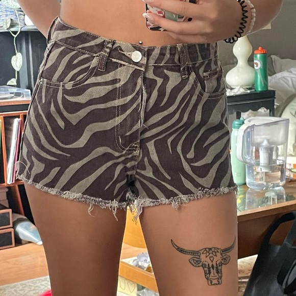Tiger stripped Jean shorts - Picture 2 of 2